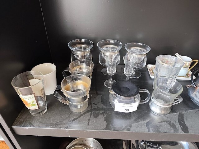 11 potten en pannen, 4 inox schalen, zak met divers bestek, 10 glazen, haardroger, stoomstrijkijzer bosch - afbeelding 2 van  9