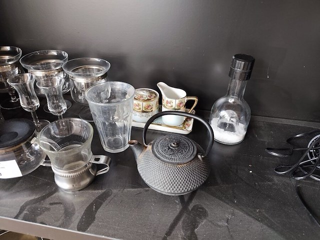 11 potten en pannen, 4 inox schalen, zak met divers bestek, 10 glazen, haardroger, stoomstrijkijzer bosch - afbeelding 4 van  9