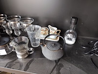 11 potten en pannen, 4 inox schalen, zak met divers bestek, 10 glazen, haardroger, stoomstrijkijzer bosch - afbeelding 4 van  9