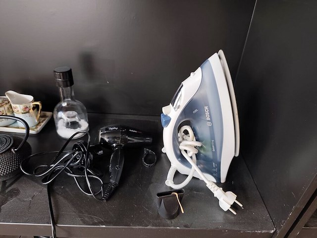 11 potten en pannen, 4 inox schalen, zak met divers bestek, 10 glazen, haardroger, stoomstrijkijzer bosch - afbeelding 5 van  9