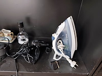 11 potten en pannen, 4 inox schalen, zak met divers bestek, 10 glazen, haardroger, stoomstrijkijzer bosch - afbeelding 5 van  9