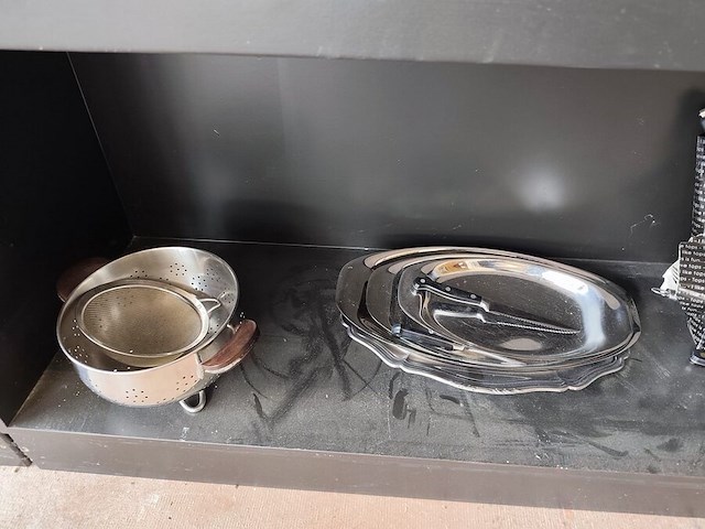 11 potten en pannen, 4 inox schalen, zak met divers bestek, 10 glazen, haardroger, stoomstrijkijzer bosch - afbeelding 6 van  9