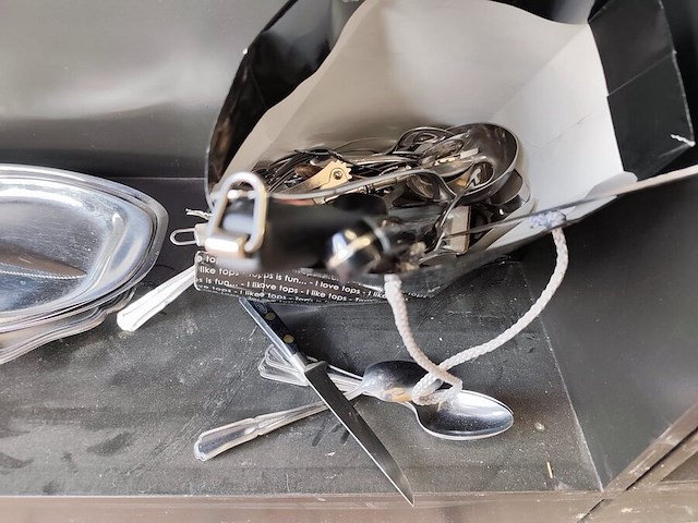 11 potten en pannen, 4 inox schalen, zak met divers bestek, 10 glazen, haardroger, stoomstrijkijzer bosch - afbeelding 7 van  9