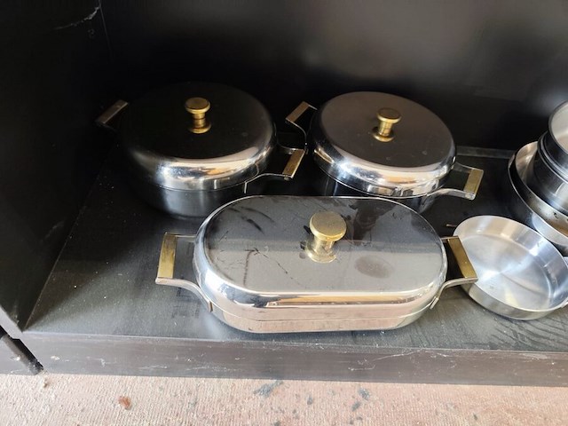 11 potten en pannen, 4 inox schalen, zak met divers bestek, 10 glazen, haardroger, stoomstrijkijzer bosch - afbeelding 8 van  9