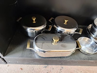 11 potten en pannen, 4 inox schalen, zak met divers bestek, 10 glazen, haardroger, stoomstrijkijzer bosch - afbeelding 8 van  9