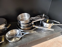 11 potten en pannen, 4 inox schalen, zak met divers bestek, 10 glazen, haardroger, stoomstrijkijzer bosch - afbeelding 9 van  9