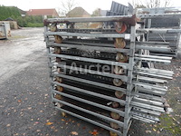 11 trolleys met 22 trays