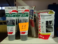 11 tubes tegellijm en 4 zakjes antigelpoeder