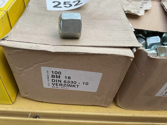 11 x dozen pluggen; moeren - afbeelding 2 van  7