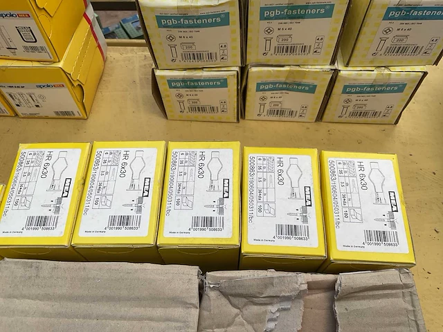 11 x dozen pluggen; moeren - afbeelding 7 van  7