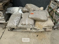 ± 11 zakken fijne kiezel± 11 zakken fijne kiezel (grit)