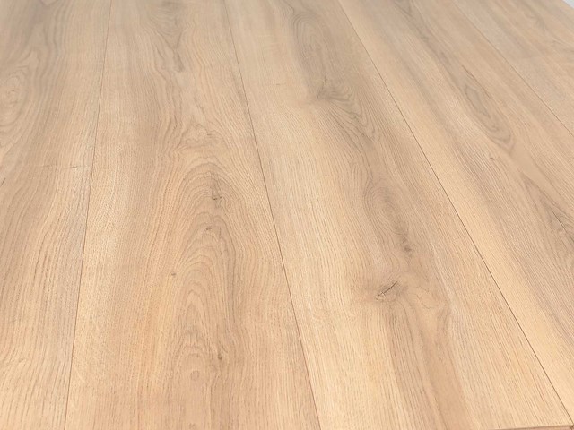 110 m2 laminaat plank watervast - 1383 x 193 x 8 mm - afbeelding 1 van  4
