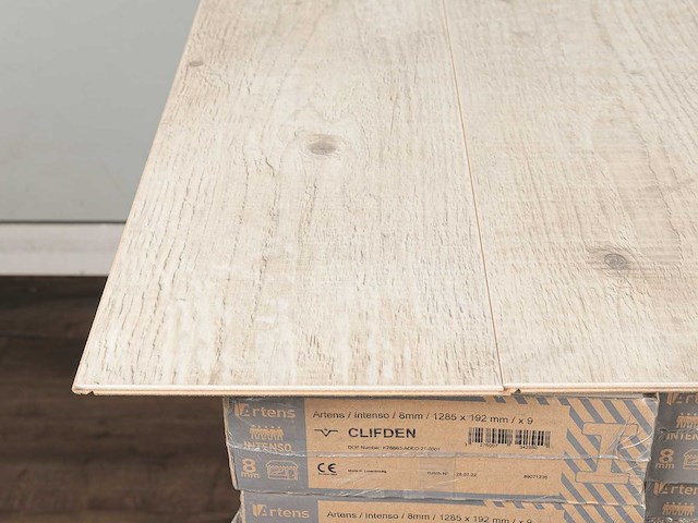 111 m2 laminaat plank - 1285 x 192 x 8 mm - afbeelding 1 van  2