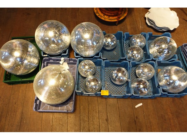 11x grijpbak + inhoud discoballen - afbeelding 1 van  4