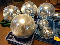 11x grijpbak + inhoud discoballen - afbeelding 2 van  4