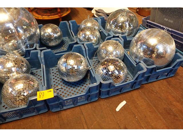 11x grijpbak + inhoud discoballen - afbeelding 3 van  4