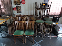 11x houten barstoel + 14x houten stoel