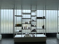 12 - designrek met banken en sokkel