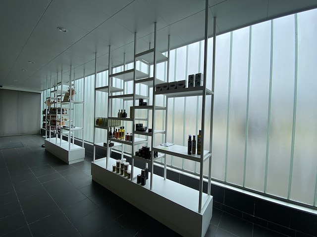 12 - designrek met banken en sokkel - afbeelding 2 van  2