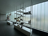 12 - designrek met banken en sokkel - afbeelding 2 van  2