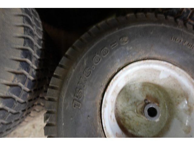 12 banden voor zitmaaiers op velg - afbeelding 3 van  4