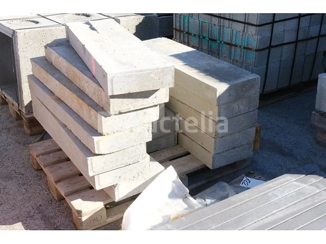 12 betonnen stoepranden van 10 cm dik - afbeelding 6 van  6