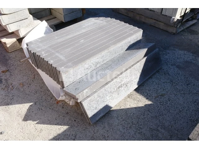 12 betonnen stoepranden van 6 cm dik - afbeelding 1 van  5