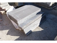 12 betonnen stoepranden van 6 cm dik