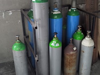 12 diverse gasflessen - afbeelding 1 van  1