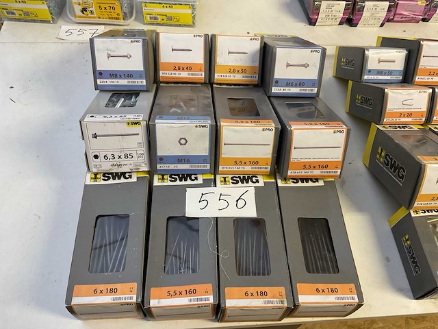 12 dozen bouten moeren en nagels - afbeelding 1 van  7