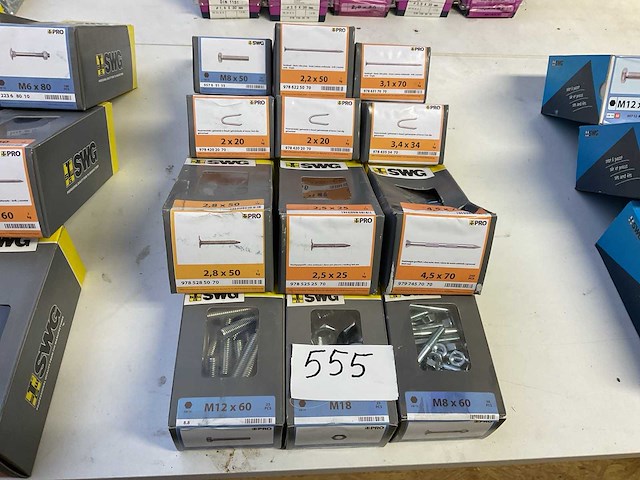 12 dozen bouten moeren krammen en nagels - afbeelding 1 van  6