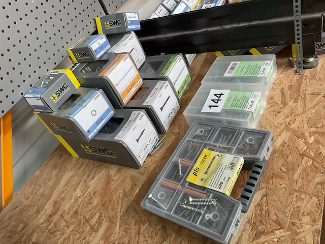 12 dozen schroeven moeren en nagels - afbeelding 7 van  7