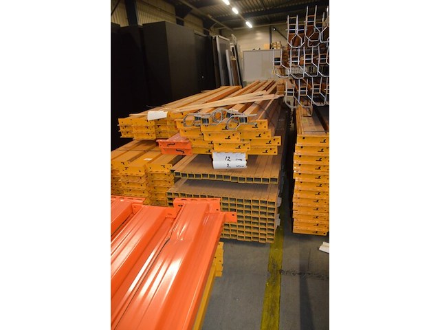 12 gele dwarsbalken afm. 3,60m jungheinrich, 2 oranje dwarsbalken afm. 3,60m stow, 138 backstops dwarsbalken afm. 3,60m jungheinrich - afbeelding 1 van  8