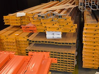 12 gele dwarsbalken afm. 3,60m jungheinrich, 2 oranje dwarsbalken afm. 3,60m stow, 138 backstops dwarsbalken afm. 3,60m jungheinrich