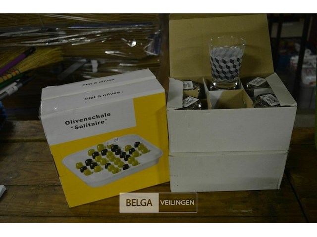 ±12 glaasjes en 2 olijfschotels - afbeelding 1 van  2