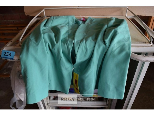 12 groene jasjes div, maten - afbeelding 1 van  2