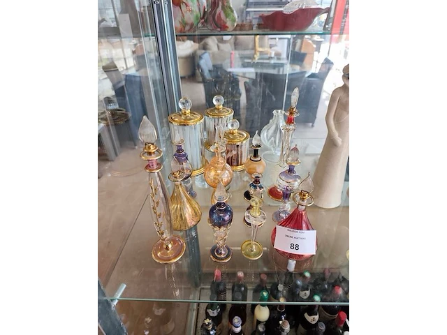 12 hangeblazen egyptische parfumflesjes, 3 decoratieve glazen opbergpotten met inhoud parfum staaltjes - afbeelding 1 van  8