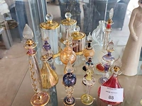 12 hangeblazen egyptische parfumflesjes, 3 decoratieve glazen opbergpotten met inhoud parfum staaltjes