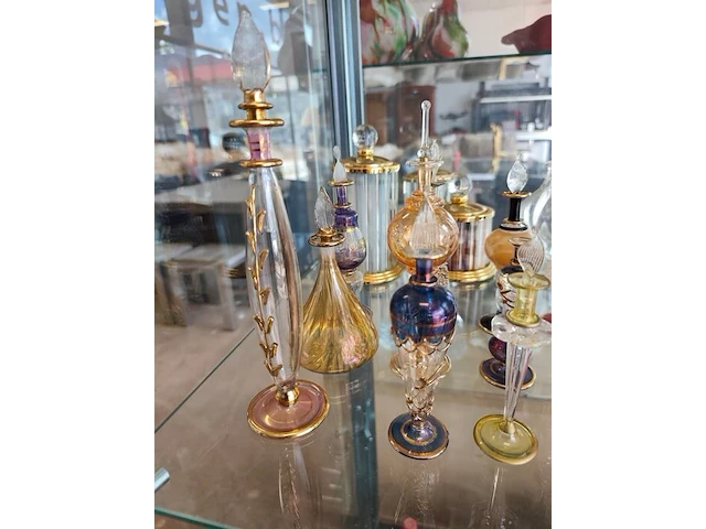 12 hangeblazen egyptische parfumflesjes, 3 decoratieve glazen opbergpotten met inhoud parfum staaltjes - afbeelding 2 van  8
