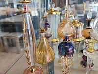 12 hangeblazen egyptische parfumflesjes, 3 decoratieve glazen opbergpotten met inhoud parfum staaltjes - afbeelding 2 van  8