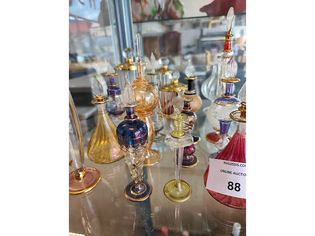 12 hangeblazen egyptische parfumflesjes, 3 decoratieve glazen opbergpotten met inhoud parfum staaltjes - afbeelding 3 van  8