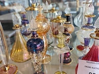 12 hangeblazen egyptische parfumflesjes, 3 decoratieve glazen opbergpotten met inhoud parfum staaltjes - afbeelding 3 van  8