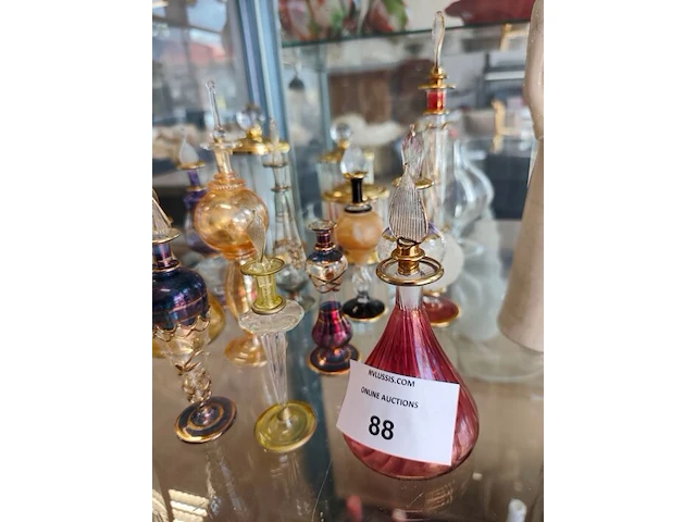 12 hangeblazen egyptische parfumflesjes, 3 decoratieve glazen opbergpotten met inhoud parfum staaltjes - afbeelding 4 van  8