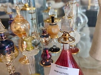12 hangeblazen egyptische parfumflesjes, 3 decoratieve glazen opbergpotten met inhoud parfum staaltjes - afbeelding 4 van  8