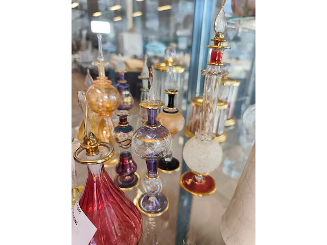 12 hangeblazen egyptische parfumflesjes, 3 decoratieve glazen opbergpotten met inhoud parfum staaltjes - afbeelding 5 van  8
