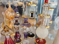 12 hangeblazen egyptische parfumflesjes, 3 decoratieve glazen opbergpotten met inhoud parfum staaltjes - afbeelding 5 van  8