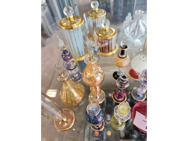12 hangeblazen egyptische parfumflesjes, 3 decoratieve glazen opbergpotten met inhoud parfum staaltjes - afbeelding 6 van  8
