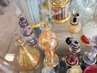 12 hangeblazen egyptische parfumflesjes, 3 decoratieve glazen opbergpotten met inhoud parfum staaltjes - afbeelding 6 van  8