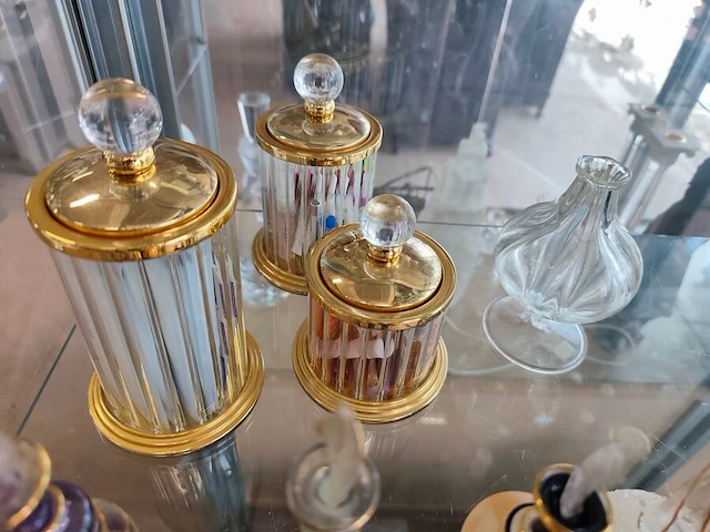 12 hangeblazen egyptische parfumflesjes, 3 decoratieve glazen opbergpotten met inhoud parfum staaltjes - afbeelding 7 van  8