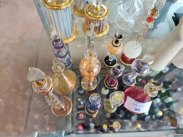 12 hangeblazen egyptische parfumflesjes, 3 decoratieve glazen opbergpotten met inhoud parfum staaltjes - afbeelding 8 van  8